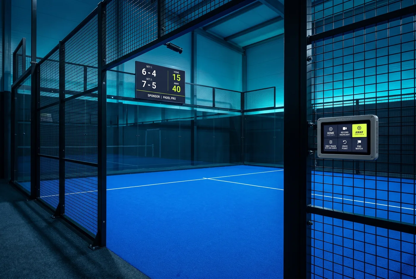 Skorbord, kamera ve terminaliyle komple KORTCAST kurulumu yapılmış padel kortu